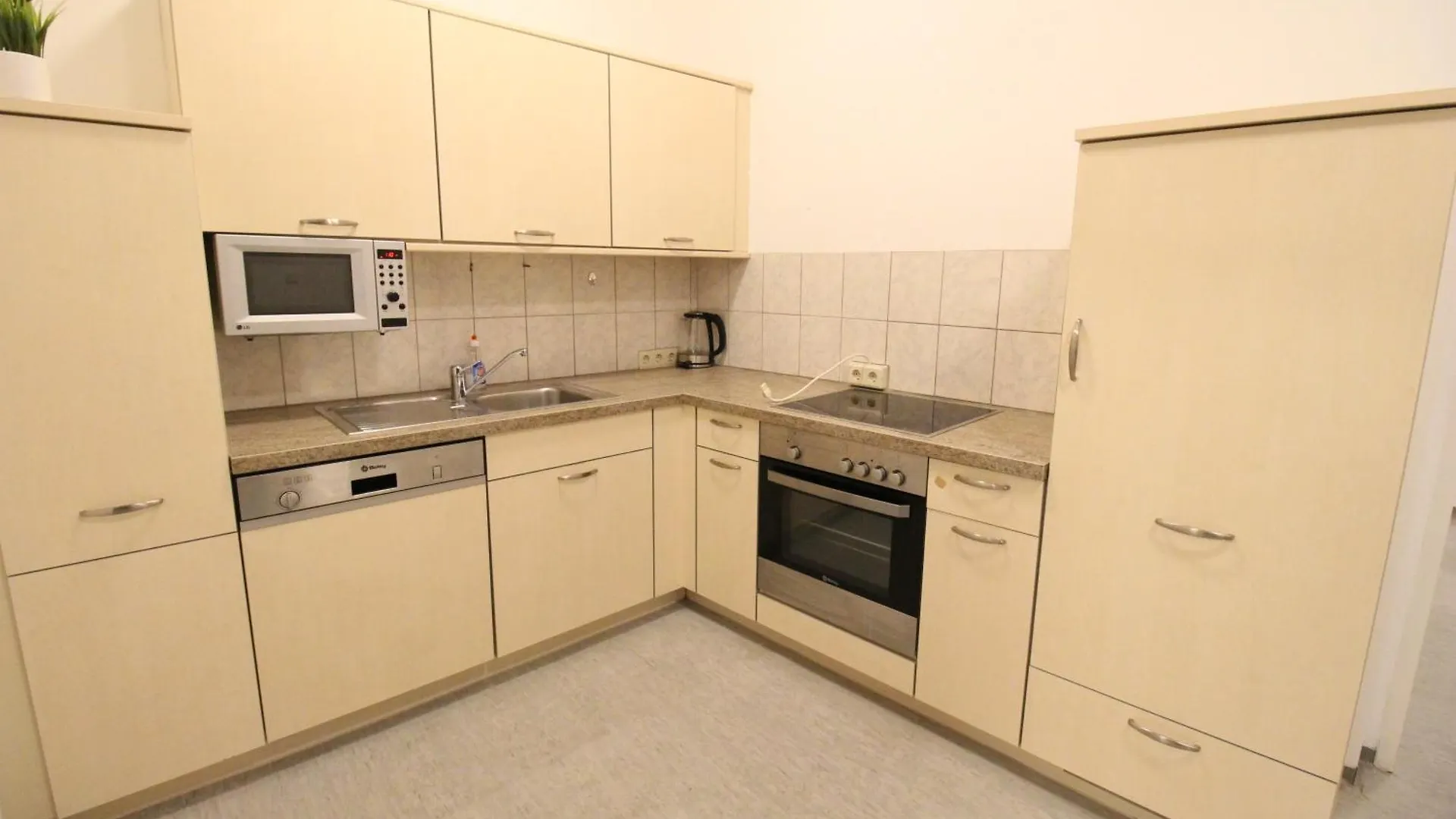 Comfort Triple Room Wh Vienna Apartment
